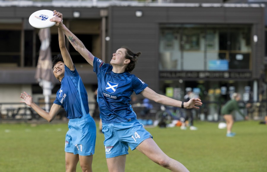 Battle of the frisbee. Photo credit: Martin Shields