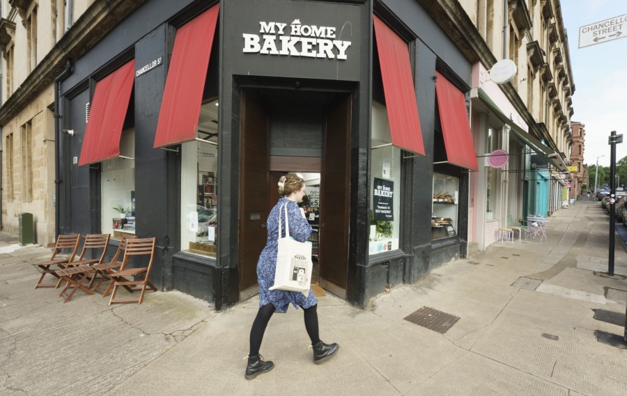 Browsing on Hyndland Street. Photo: Mark Gibson