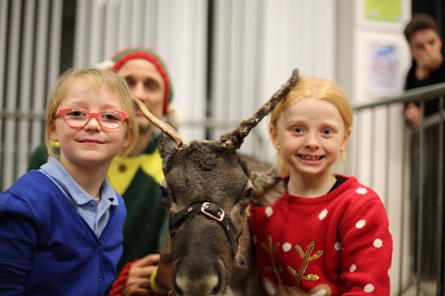  Reindeer fans: Sammi O’Neill and Emma Rutherspoon (both seven)
