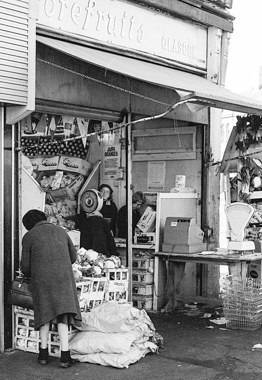 Glasgow 1978: woman shops for fruit and veg. Photo: Jos Treen 