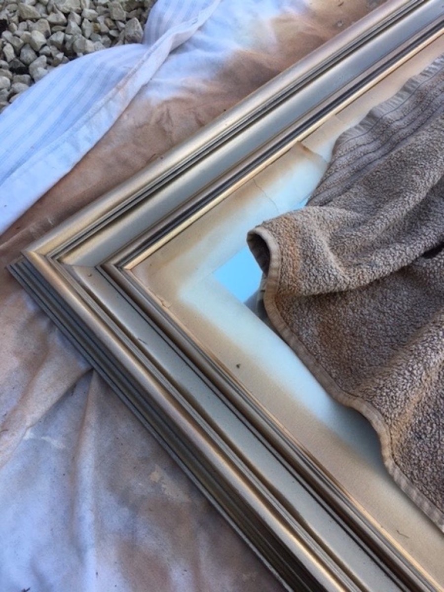  Blend: Using two tones of gold gives the frame a vintage look.
