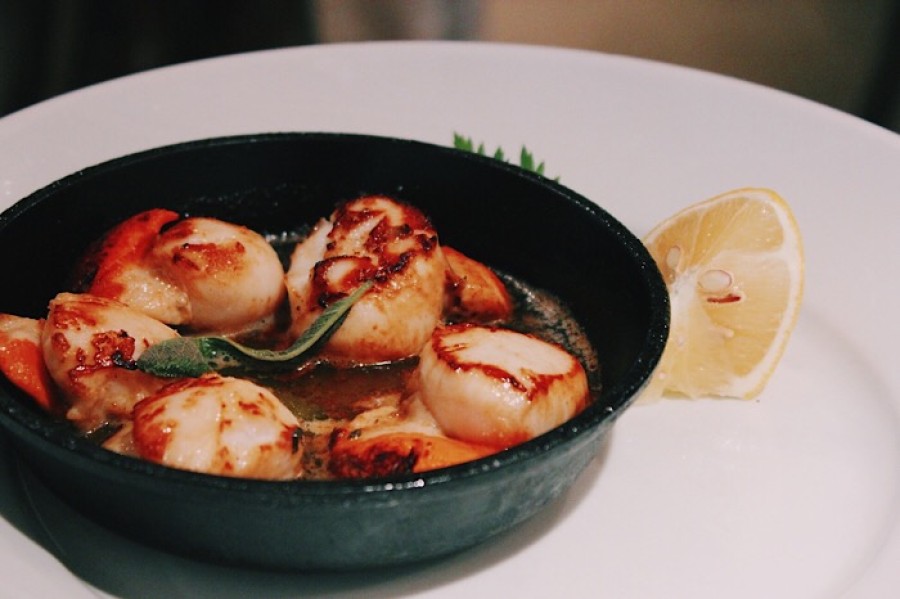  Glaze: six seared scallops