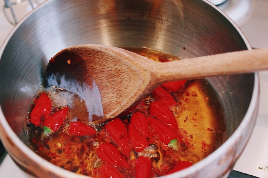  Blood red: chillis in oil