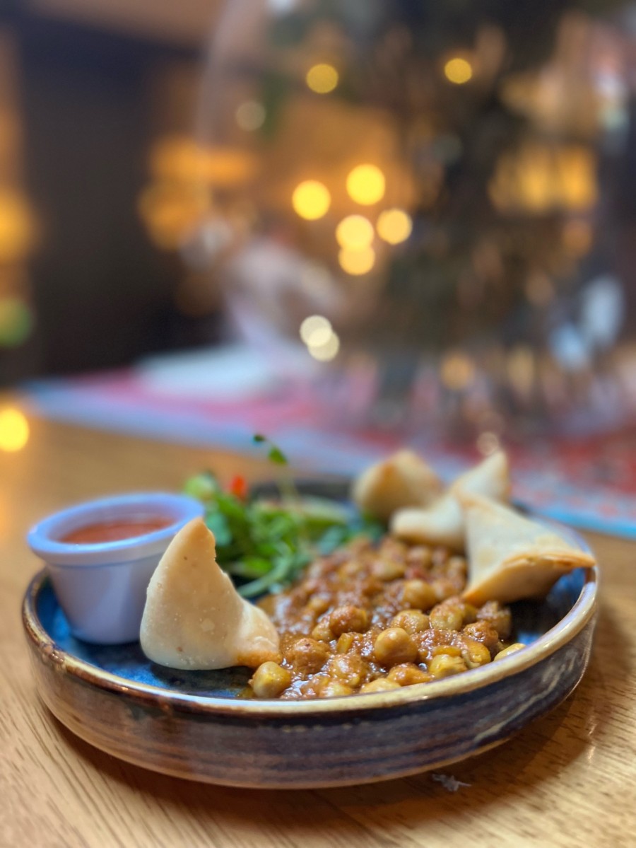 Cccktail Samosa with Spiced Chickpeas